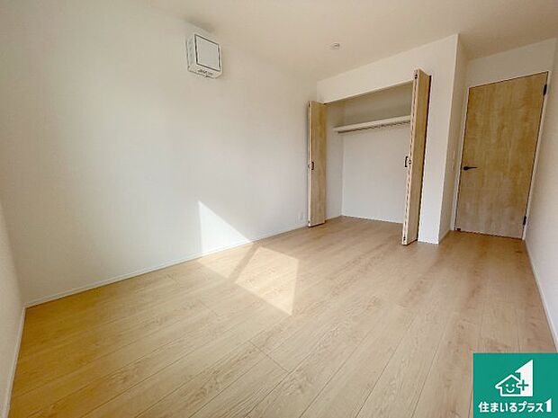 【洋室】シンプルな洋室は、自分好みのインテリアが楽しめます♪ご家族とインテリアや家具を選びに行くのは新築購入時の醍醐味の一つです。ぜひお楽しみください♪