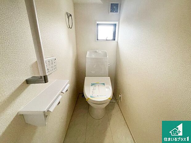 【トイレ】1・2階の2ヶ所にあるので、朝の忙しい時間の順番待ちもなく、深夜の利用にも大変便利です。