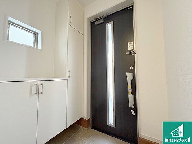 【玄関】シューズボックスにはたくさんの靴が収納できるので玄関周りはいつもスッキリ！ご家族が増えても安心！