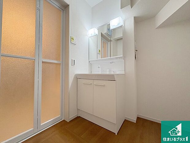 【独立洗面台】清潔感のある洗面台です。フラットな鏡は掃除がしやすく毎日清潔！鏡裏には収納があるのでスッキリとした洗面台が保てます。