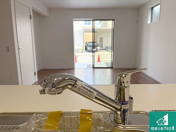 【キッチン水栓】浄水器を内蔵！炊飯時、お茶を作る時に安心してお水を使えます！お湯と冷水、浄水と原水、シャワーの切替えもワンタッチです！