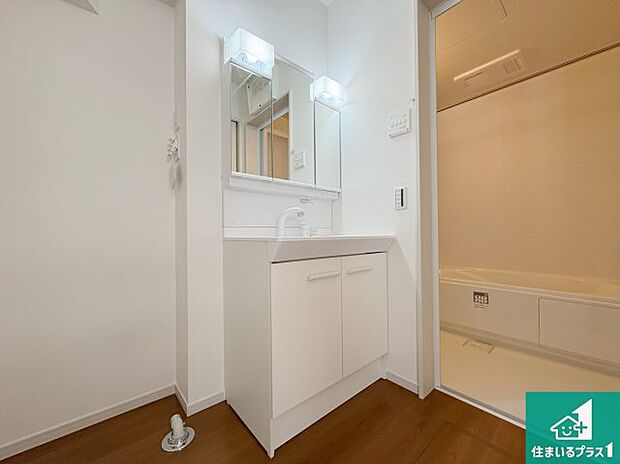 【独立洗面台】清潔感のある洗面台です。フラットな鏡は掃除がしやすく毎日清潔!鏡裏には収納があるのでスッキリとした洗面台が保てます。