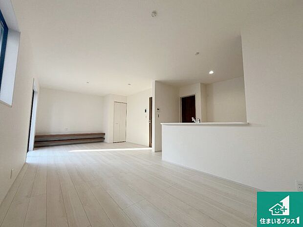 【居間・リビング】日当たり良好の明るいリビングで朝の目覚めもスッキリできそう!対面キッチンでご家族のコミュニケーションも自然と増える設計!小さなお子様が遊ぶスペースを作っても広々とくつろげるLDK!