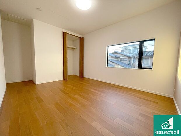 【洋室】寝室は心地よい眠りについてもらいたくて、シンプルかつ開放的な空間な設計にしています!大きな窓から差し込む日が心地いいです♪