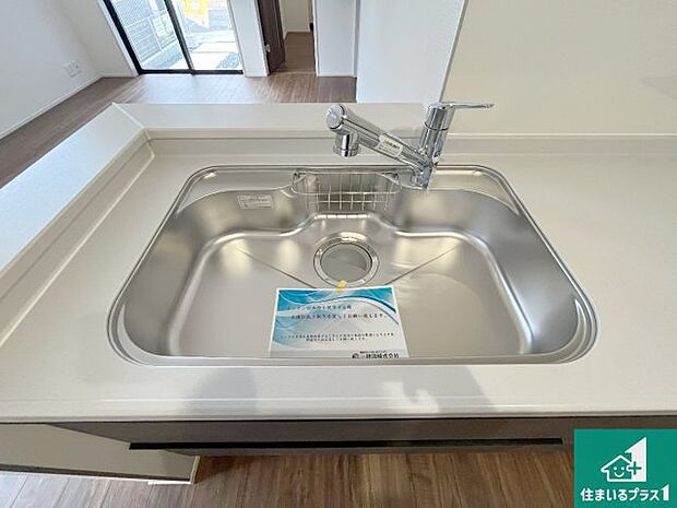【キッチンシンク】蛇口の先端に浄水器を内蔵しています！原水と浄水、お湯と冷水、シャワーの切替えがワンタッチなので用途によって使い分けられます。