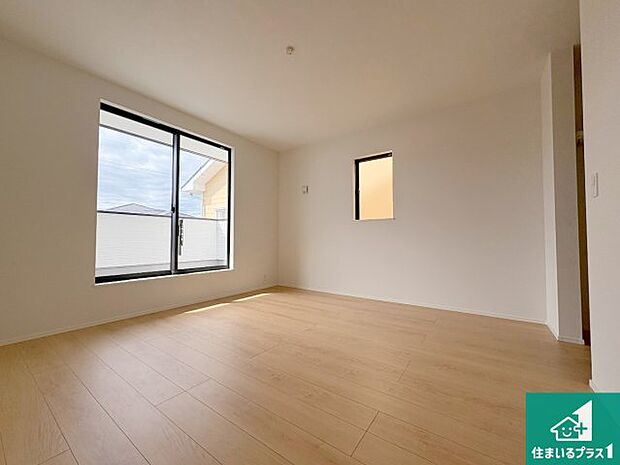 【洋室】シンプルな洋室は、自分好みのインテリアが楽しめます♪ご家族とインテリアや家具を選びに行くのは新築購入時の醍醐味の一つです。ぜひお楽しみください♪