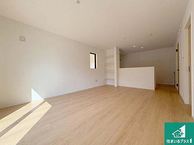 【居間・リビング】日当たり良好の明るいリビングで朝の目覚めもスッキリできそう!対面キッチンでご家族のコミュニケーションも自然と増える設計!小さなお子様が遊ぶスペースを作っても広々とくつろげるLDK!