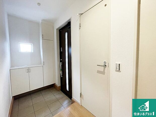 【玄関】シューズボックスにはたくさんの靴が収納できるので玄関周りはいつもスッキリ！ご家族が増えても安心！