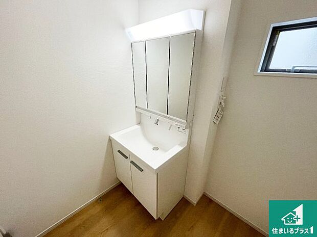 【独立洗面台】清潔感のある洗面台です。フラットな鏡は掃除がしやすく毎日清潔！鏡裏には収納があるのでスッキリとした洗面台が保てます。