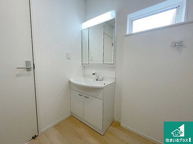 【独立洗面台】清潔感のある洗面台です。フラットな鏡は掃除がしやすく毎日清潔！鏡裏には収納があるのでスッキリとした洗面台が保てます。