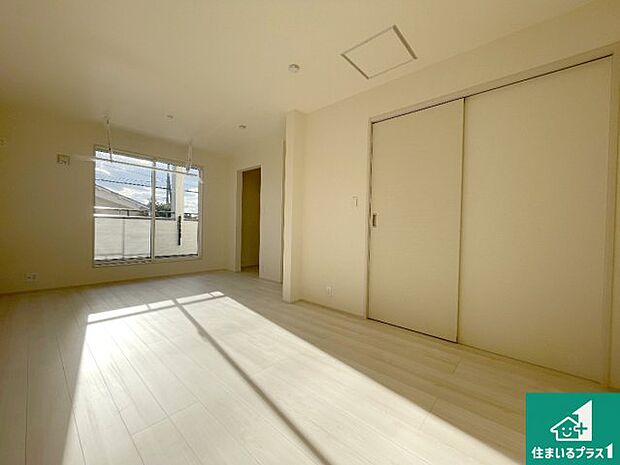 【洋室】シンプルな洋室は、自分好みのインテリアが楽しめます♪ご家族とインテリアや家具を選びに行くのは新築購入時の醍醐味の一つです。ぜひお楽しみください♪