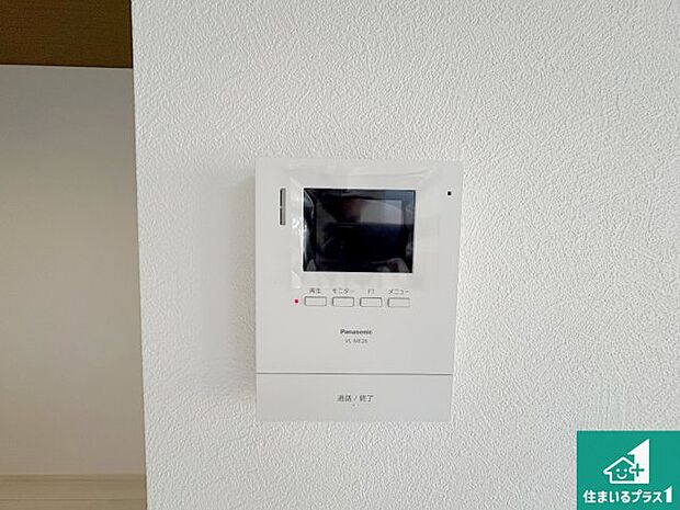 【カラーモニターインターホン】声だけでなく来訪者の姿や顔がモニターで確認できるので、小さなお子様がいらっしゃるご家庭でも安心できます！