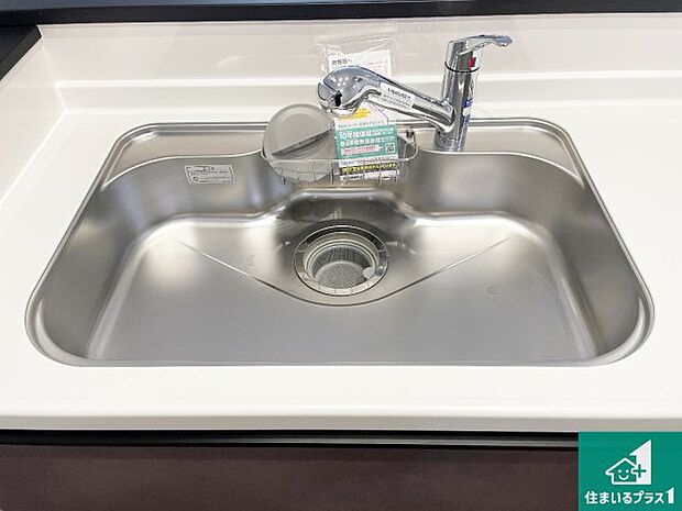 【キッチンシンク】蛇口の先端に浄水器を内蔵しています！原水と浄水、お湯と冷水、シャワーの切替えがワンタッチなので用途によって使い分けられます。
