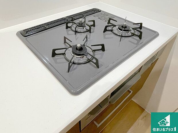 【コンロ】ダブル高火力Ｓｉセンサー付きコンロ！３口あるので、まとめて料理をする時も大活躍！