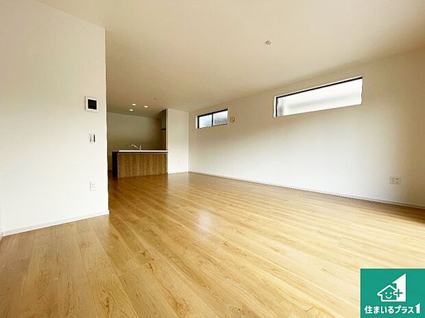 【居間・リビング】日当たり良好の明るいリビングで朝の目覚めもスッキリできそう！対面キッチンでご家族のコミュニケーションも自然と増える設計！小さなお子様が遊ぶスペースを作っても広々とくつろげるLDK！