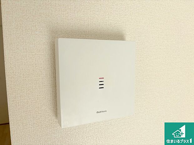 【インターホーン】24時間録画機能搭載のインターホンで、防犯も来客対応もこれ1台。 訪問者の有無に関わらず玄関前を録画し、家族の安心を守ります