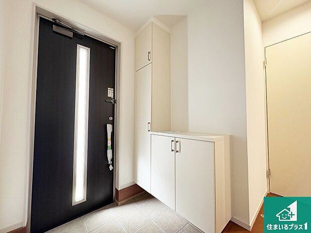 【玄関】シューズボックスにはたくさんの靴が収納できるので玄関周りはいつもスッキリ！ご家族が増えても安心！