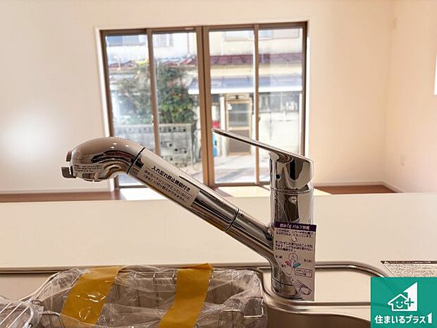 【キッチン水栓】浄水器を内蔵！炊飯時、お茶を作る時に安心してお水を使えます！お湯と冷水、浄水と原水、シャワーの切替えもワンタッチです！