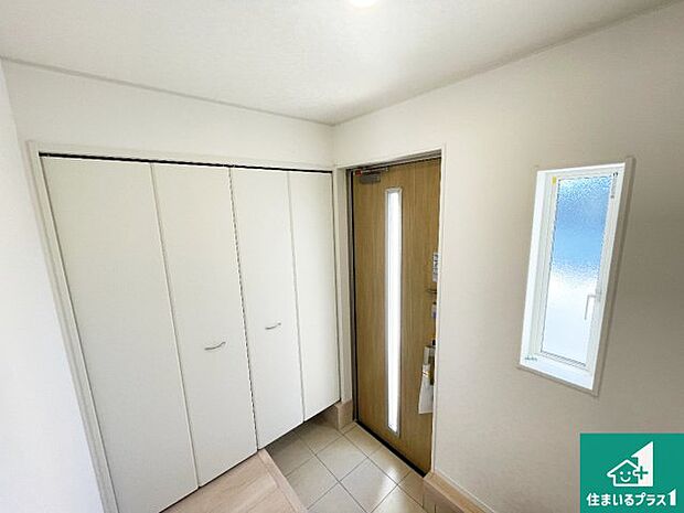 【玄関】シューズボックスにはたくさんの靴が収納できるので玄関周りはいつもスッキリ!ご家族が増えても安心!