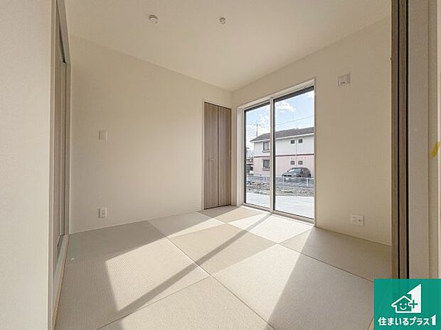 【居間・リビング】日当たり良好の明るいリビングで朝の目覚めもスッキリできそう!対面キッチンでご家族のコミュニケーションも自然と増える設計!小さなお子様が遊ぶスペースを作っても広々とくつろげるLDK!