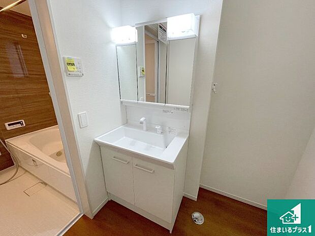 【独立洗面台】清潔感のある洗面台です。フラットな鏡は掃除がしやすく毎日清潔!鏡裏には収納があるのでスッキリとした洗面台が保てます。