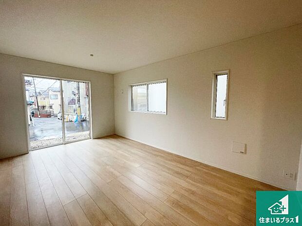 【居間・リビング】日当たり良好の明るいリビングで朝の目覚めもスッキリできそう!対面キッチンでご家族のコミュニケーションも自然と増える設計!小さなお子様が遊ぶスペースを作っても広々とくつろげるLDK!