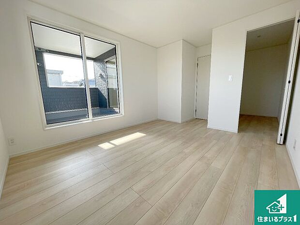 【洋室】シンプルな洋室は、自分好みのインテリアが楽しめます♪ご家族とインテリアや家具を選びに行くのは新築購入時の醍醐味の一つです。ぜひお楽しみください♪