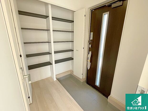 【玄関】シューズボックスにはたくさんの靴が収納できるので玄関周りはいつもスッキリ！ご家族が増えても安心！