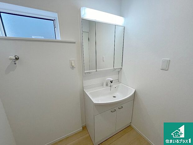 【独立洗面台】清潔感のある洗面台です。フラットな鏡は掃除がしやすく毎日清潔！鏡裏には収納があるのでスッキリとした洗面台が保てます。 