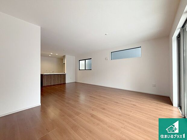 【居間・リビング】日当たり良好の明るいリビングで朝の目覚めもスッキリできそう！対面キッチンでご家族のコミュニケーションも自然と増える設計！小さなお子様が遊ぶスペースを作っても広々とくつろげるLDK！