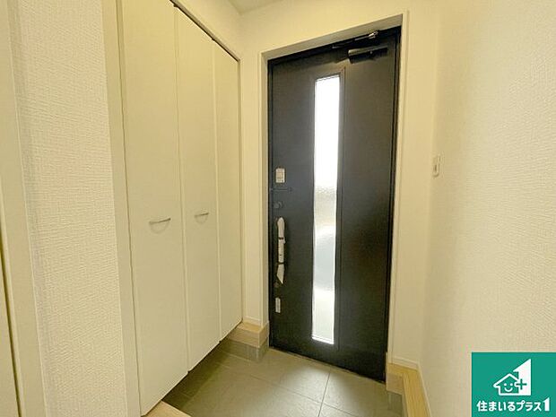 【玄関】シューズボックスにはたくさんの靴が収納できるので玄関周りはいつもスッキリ！ご家族が増えても安心！