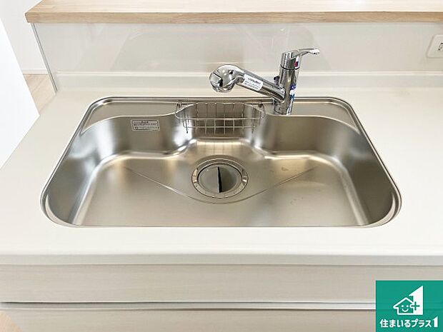 【キッチンシンク】蛇口の先端に浄水器を内蔵しています！原水と浄水、お湯と冷水、シャワーの切替えがワンタッチなので用途によって使い分けられます。