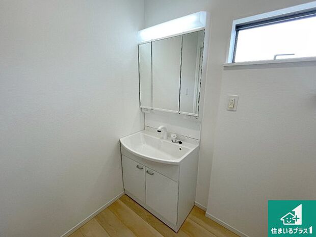 【独立洗面台】清潔感のある洗面台です。フラットな鏡は掃除がしやすく毎日清潔！鏡裏には収納があるのでスッキリとした洗面台が保てます。 