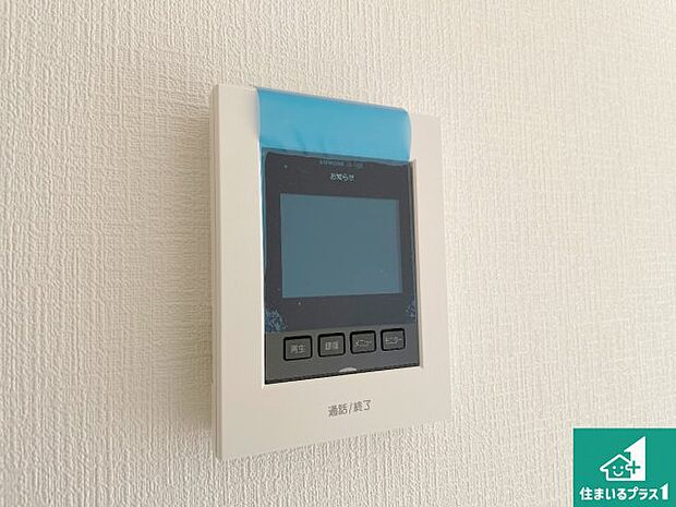【カラーモニターインターホン】声だけでなく来訪者の姿や顔がモニターで確認できるので、小さなお子様がいらっしゃるご家庭でも安心できます！