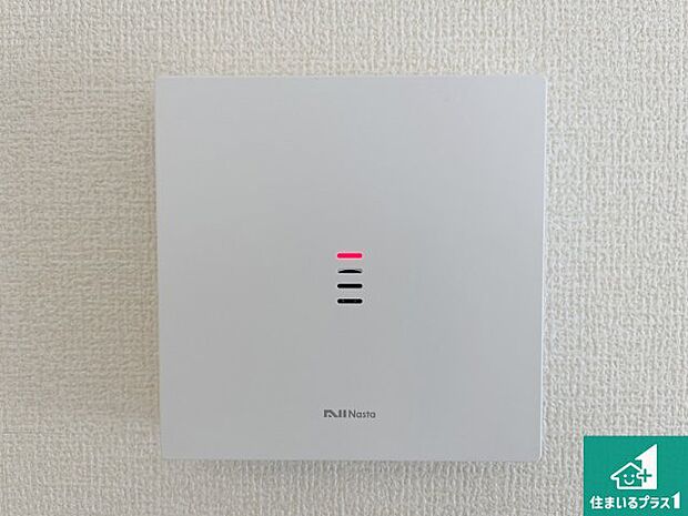 【カラーモニターインターホン】24時間録画機能搭載のインターホンで、防犯も来客対応もこれ1台。 訪問者の有無に関わらず玄関前を録画し、家族の安心を守ります。