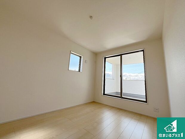 【洋室】シンプルな洋室は、自分好みのインテリアが楽しめます♪ご家族とインテリアや家具を選びに行くのは新築購入時の醍醐味の一つです。ぜひお楽しみください♪