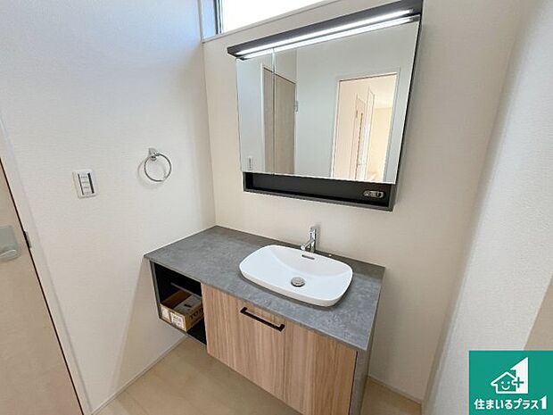 【独立洗面台】清潔感のある洗面台です。フラットな鏡は掃除がしやすく毎日清潔!鏡裏には収納があるのでスッキリとした洗面台が保てます。