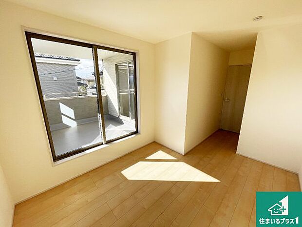 【洋室】シンプルな洋室は、自分好みのインテリアが楽しめます♪ご家族とインテリアや家具を選びに行くのは新築購入時の醍醐味の一つです。ぜひお楽しみください♪