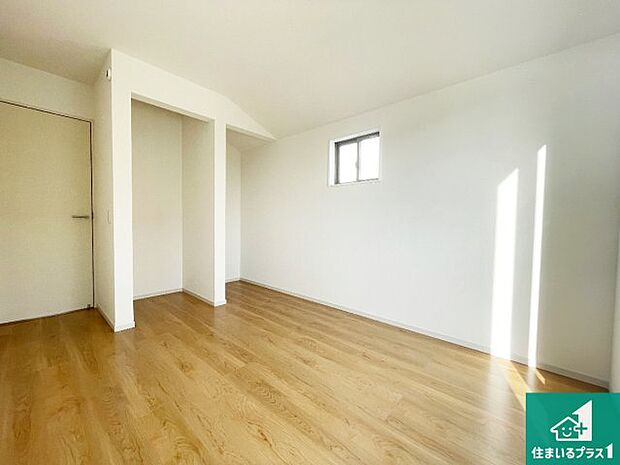 【洋室】シンプルな洋室は、自分好みのインテリアが楽しめます♪ご家族とインテリアや家具を選びに行くのは新築購入時の醍醐味の一つです。ぜひお楽しみください♪