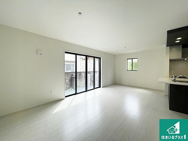 【居間・リビング】日当たり良好の明るいリビングで朝の目覚めもスッキリできそう!対面キッチンでご家族のコミュニケーションも自然と増える設計!小さなお子様が遊ぶスペースを作っても広々とくつろげるLDK!