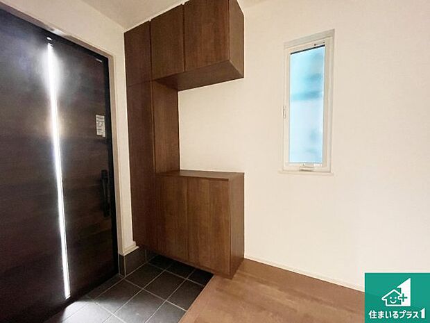 【玄関】シューズボックスにはたくさんの靴が収納できるので玄関周りはいつもスッキリ！ご家族が増えても安心！