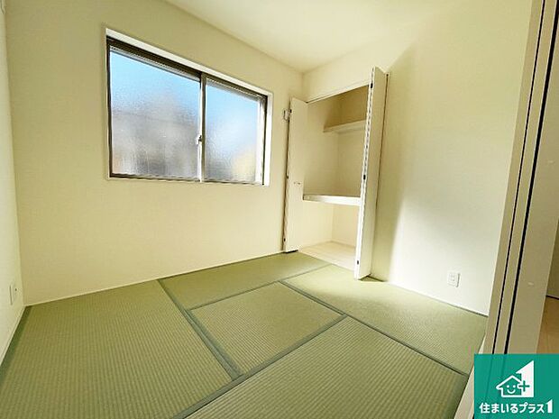 【和室】一室あると便利な和室は客間としてだけでなく、小さなお子様のプレイルームや食後のくつろぎスペースとしてもご利用いただけます。収納もついていますので大活躍間違いなし!