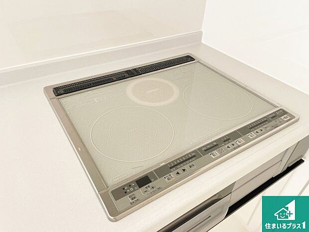 【コンロ】火を使わないので、安心なIHコンロ!でこぼこが無い構造なので、掃除もしやすく清潔に保てます!