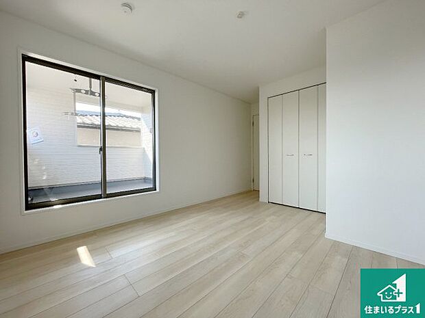 【洋室】シンプルな洋室は、自分好みのインテリアが楽しめます♪ご家族とインテリアや家具を選びに行くのは新築購入時の醍醐味の一つです。ぜひお楽しみください♪