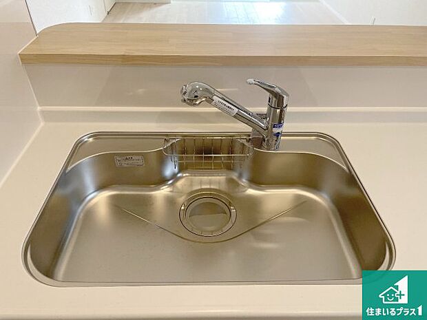 【キッチンシンク】蛇口の先端に浄水器を内蔵しています！原水と浄水、お湯と冷水、シャワーの切替えがワンタッチなので用途によって使い分けられます。