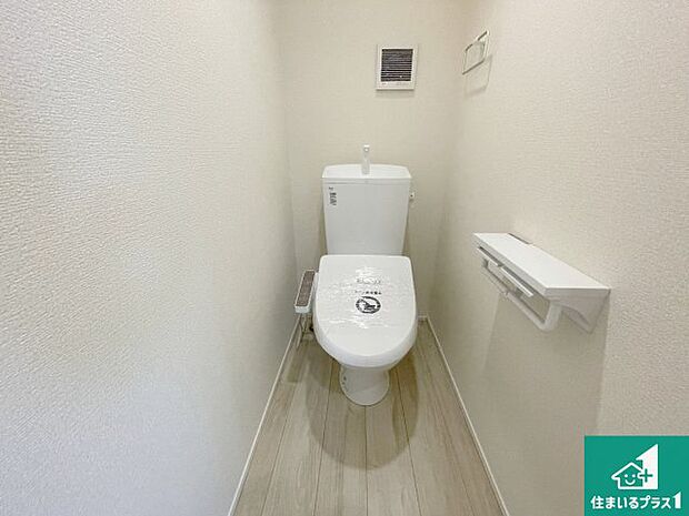 【トイレ】1・2階の2ヶ所にあるので、朝の忙しい時間の順番待ちもなく、深夜の利用にも大変便利です。