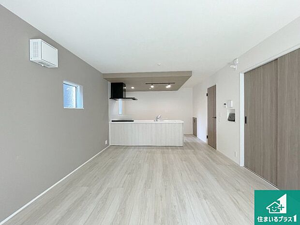 【居間・リビング】日当たり良好の明るいリビングで朝の目覚めもスッキリできそう！対面キッチンでご家族のコミュニケーションも自然と増える設計！小さなお子様が遊ぶスペースを作っても広々とくつろげるLDK！