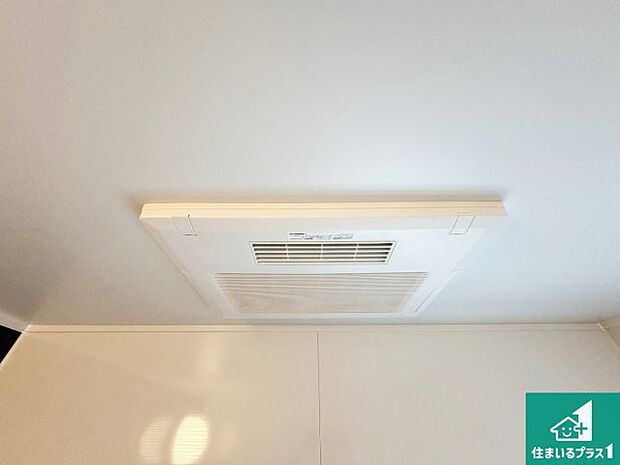 【浴室暖房乾燥機】四季を通して快適なバスライフをお手伝いする浴室暖房乾燥機!浴室の乾燥・暖房・涼風・換気はもちろん、24時間換気にも対応!