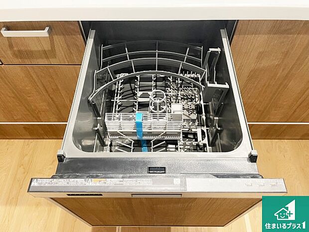 【食器洗浄乾燥機】食事後の一仕事、食器洗いをボタン一つでお任せできちゃいます!場所を取らないビルトイン式なので、お料理スペースもしっかり確保!