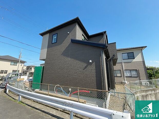 【外観】周辺は落ち着いた街並みの住宅地！子育てがしやすい住環境です！まだ未完成ですが、現地でしかわからない事もございます。是非一度ご覧ください。